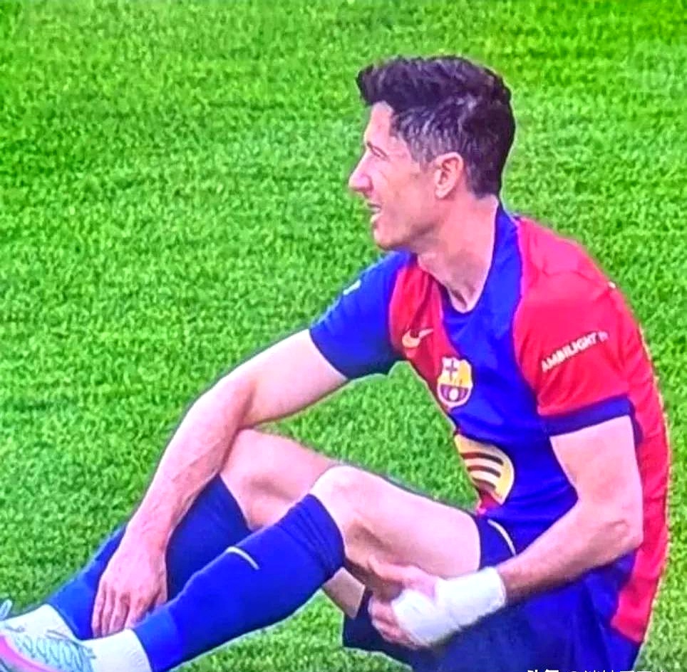 莱万多夫斯基意外战胜篮网，表现优异引爆全场！